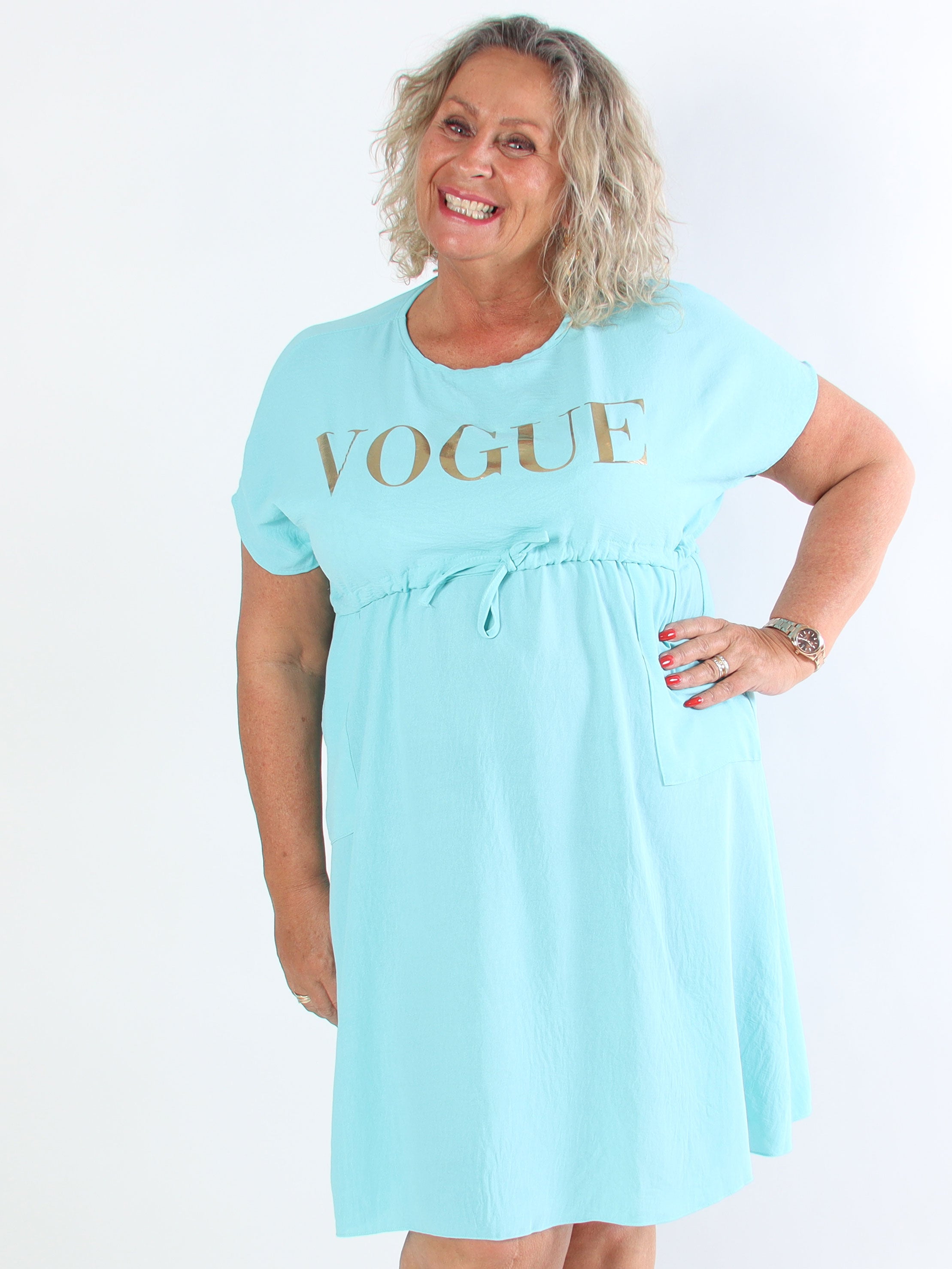 Ada - Söt klänning i plusstorlek med vogue över bröstet
